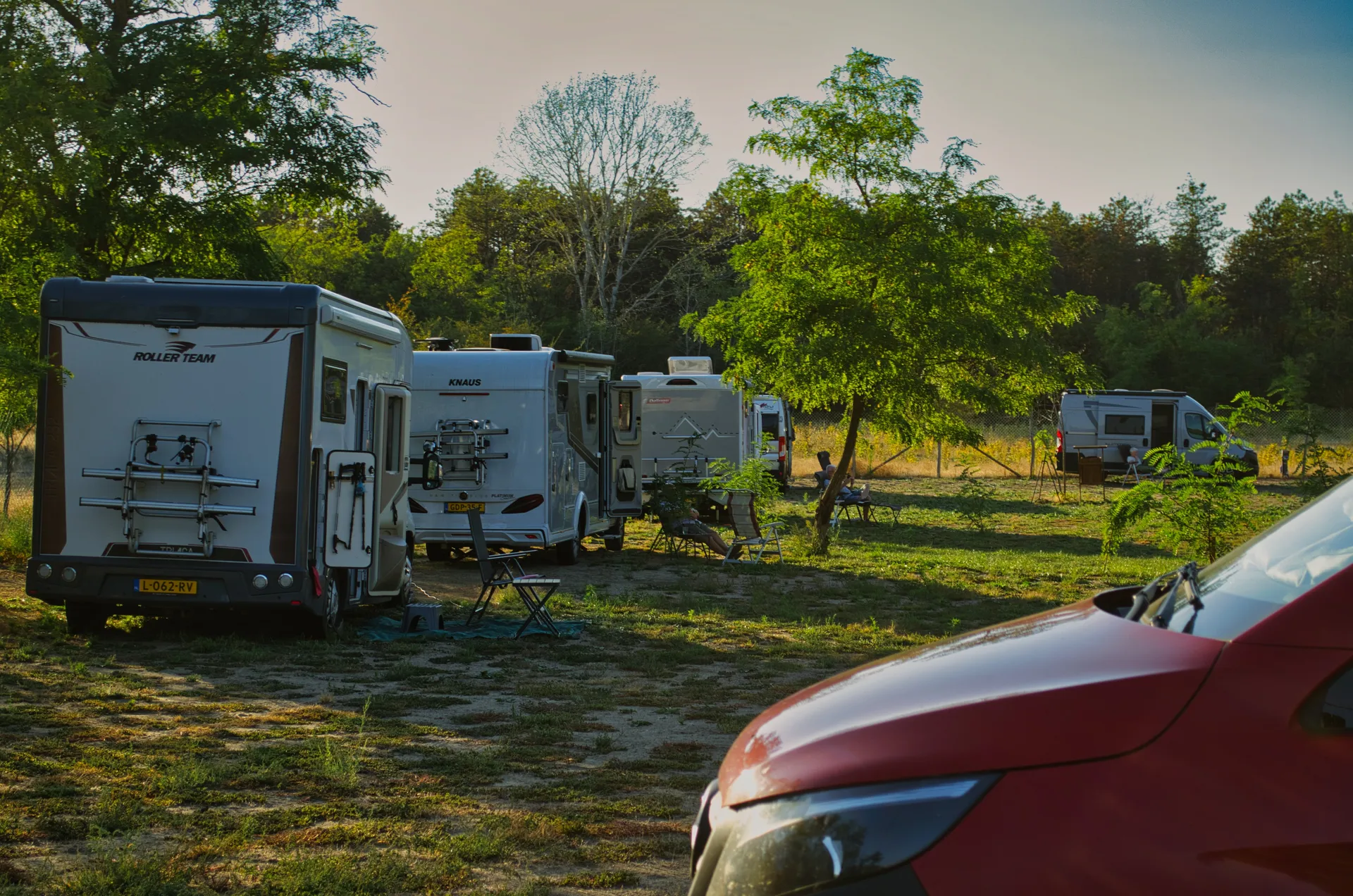 Rij campers in de avondzon